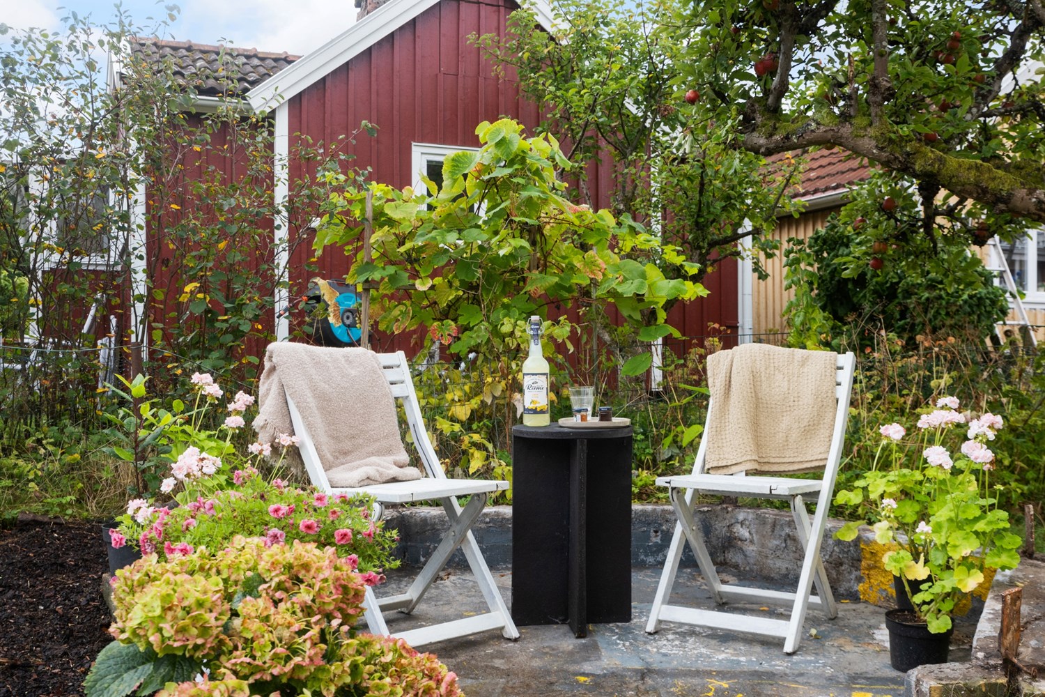 Uteplats med betonggrund, här finns möjlighet att göra ett växthus.