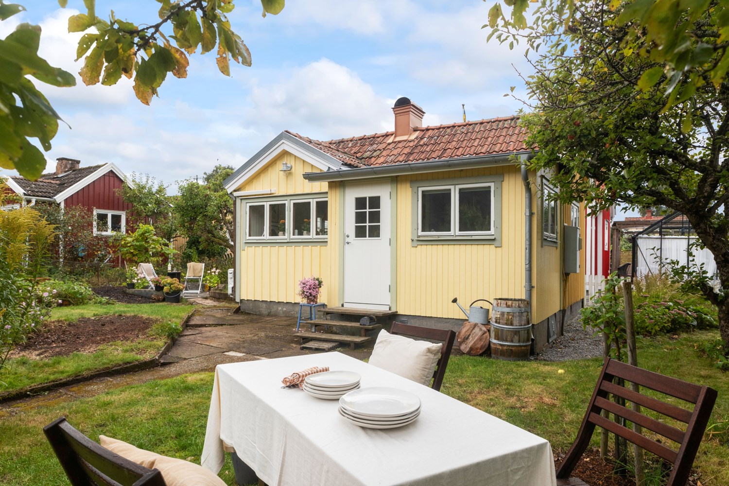 Trädgården erbjuder flera uteplatser med soligt läge.