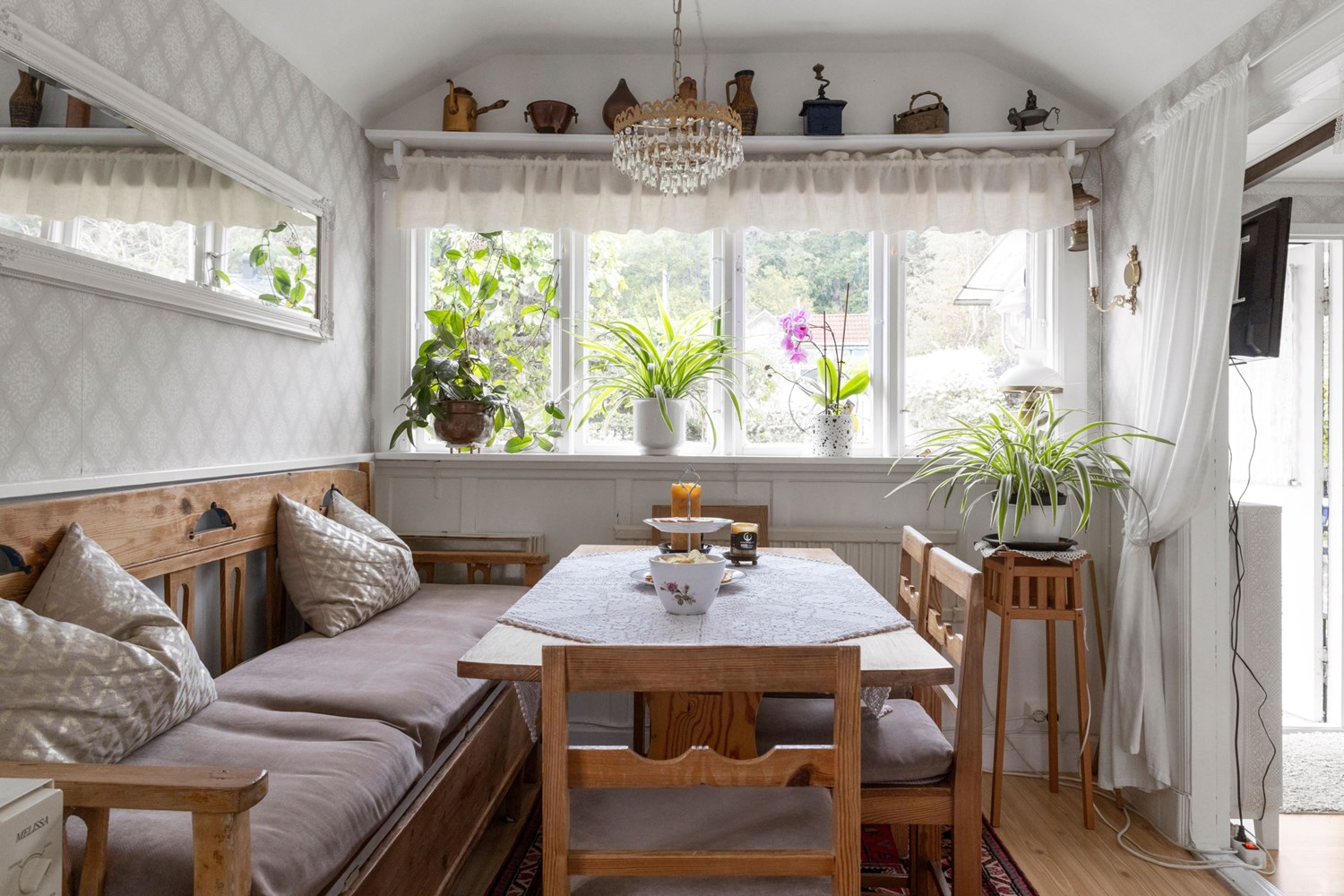 Rymlig matplats vid köket