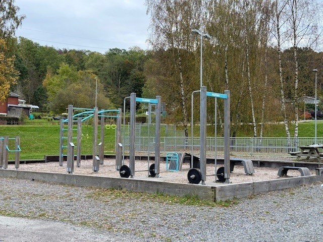 Lekplats och utegym, boulbana