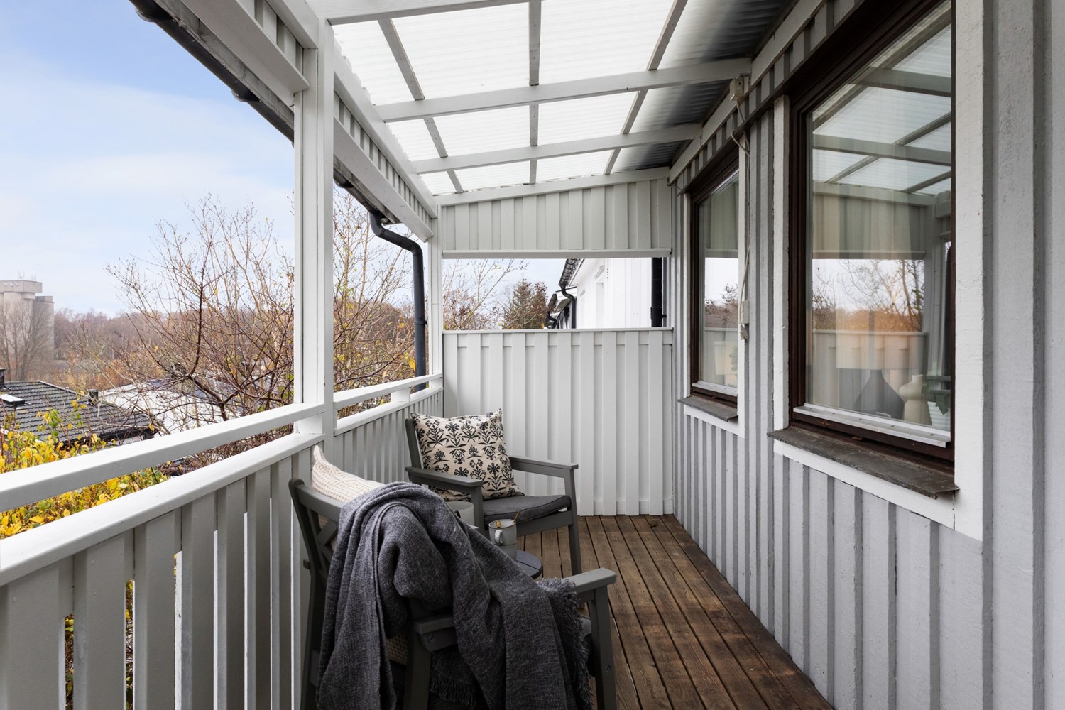 Balkong med fri utsikt och sol till kvällen