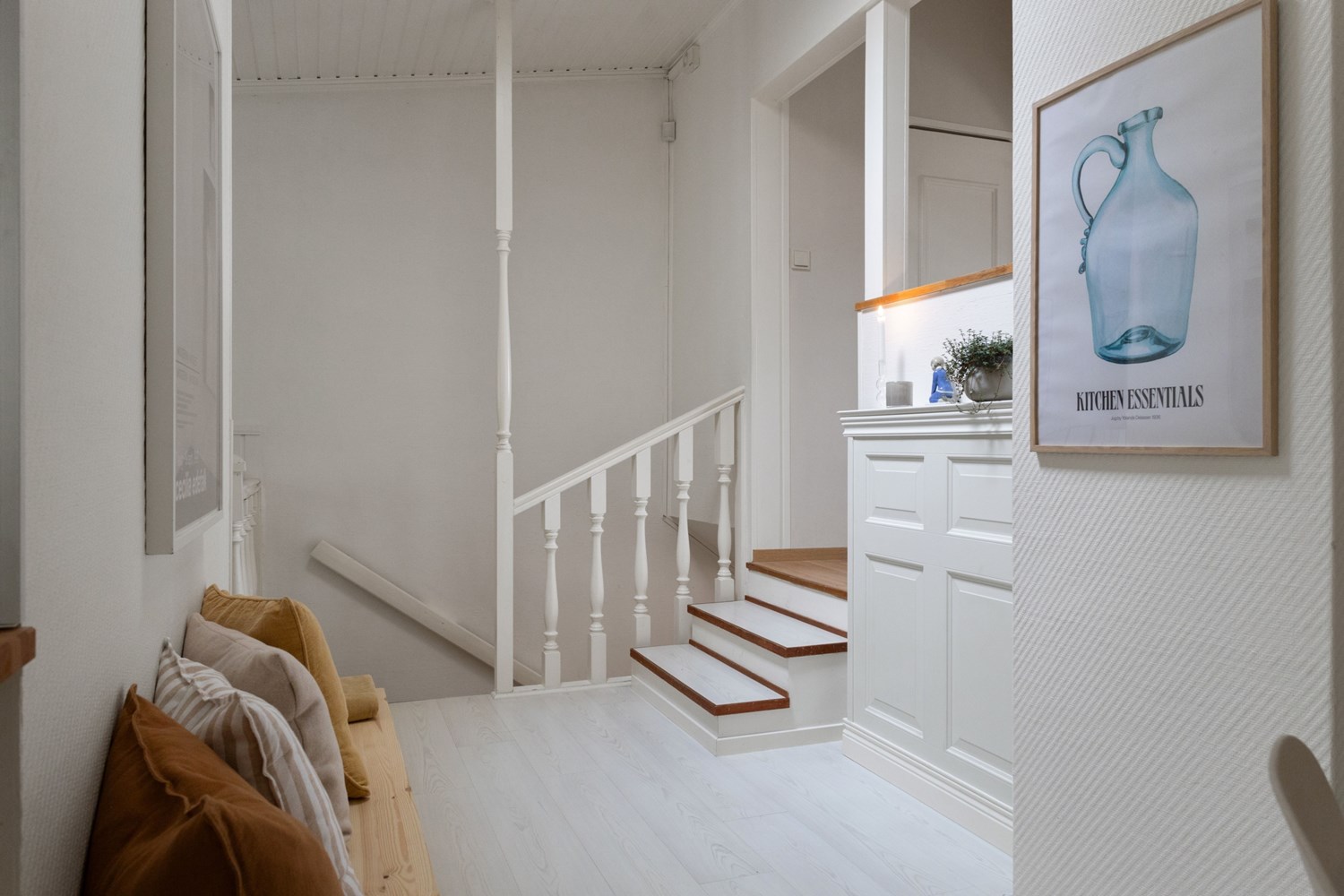 Trappa till etage med allrum/sovrum och balkongen