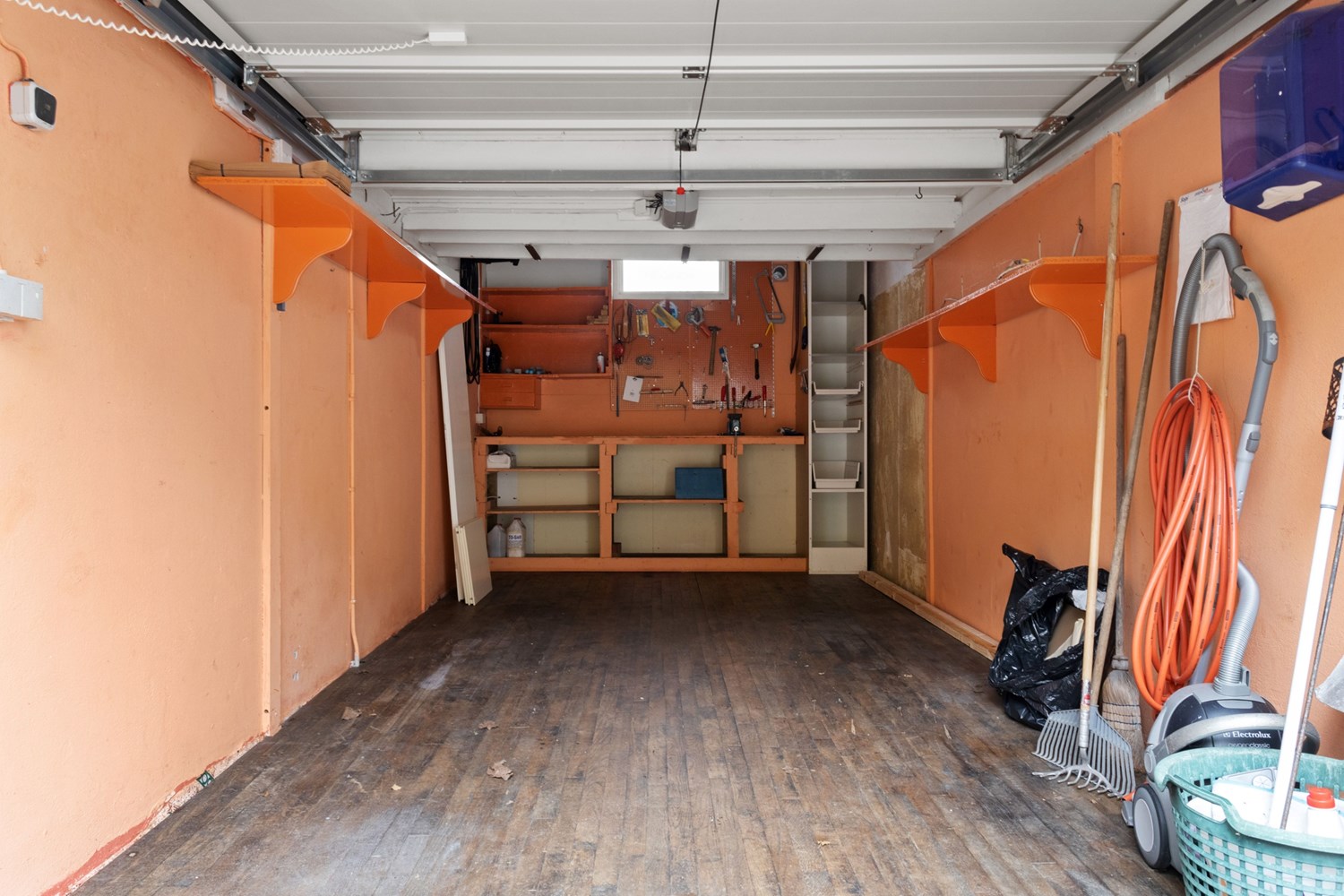Rymligt garage med motordriven port.