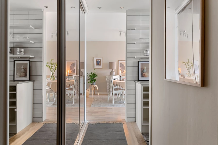 Platsbyggd garderob i hallen med gott om förvaringsmöjligheter