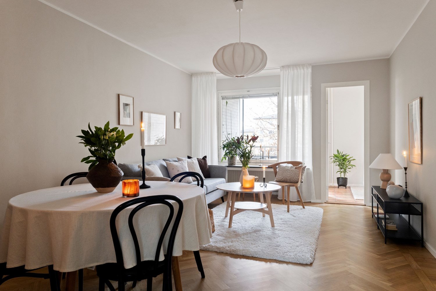 Husets hjärta består av ett mysigt och lättmöblerat vardagsrum