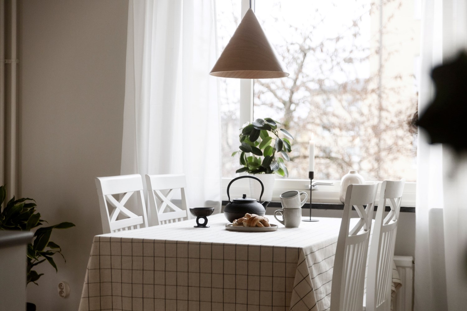 Trevligt kök med matplats vid fönster.