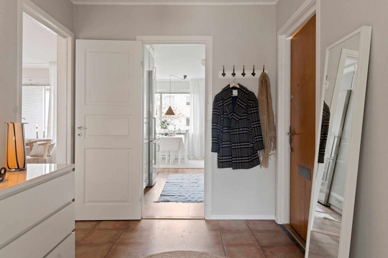 Praktiskt hall med plats för ytterkläder och skor.