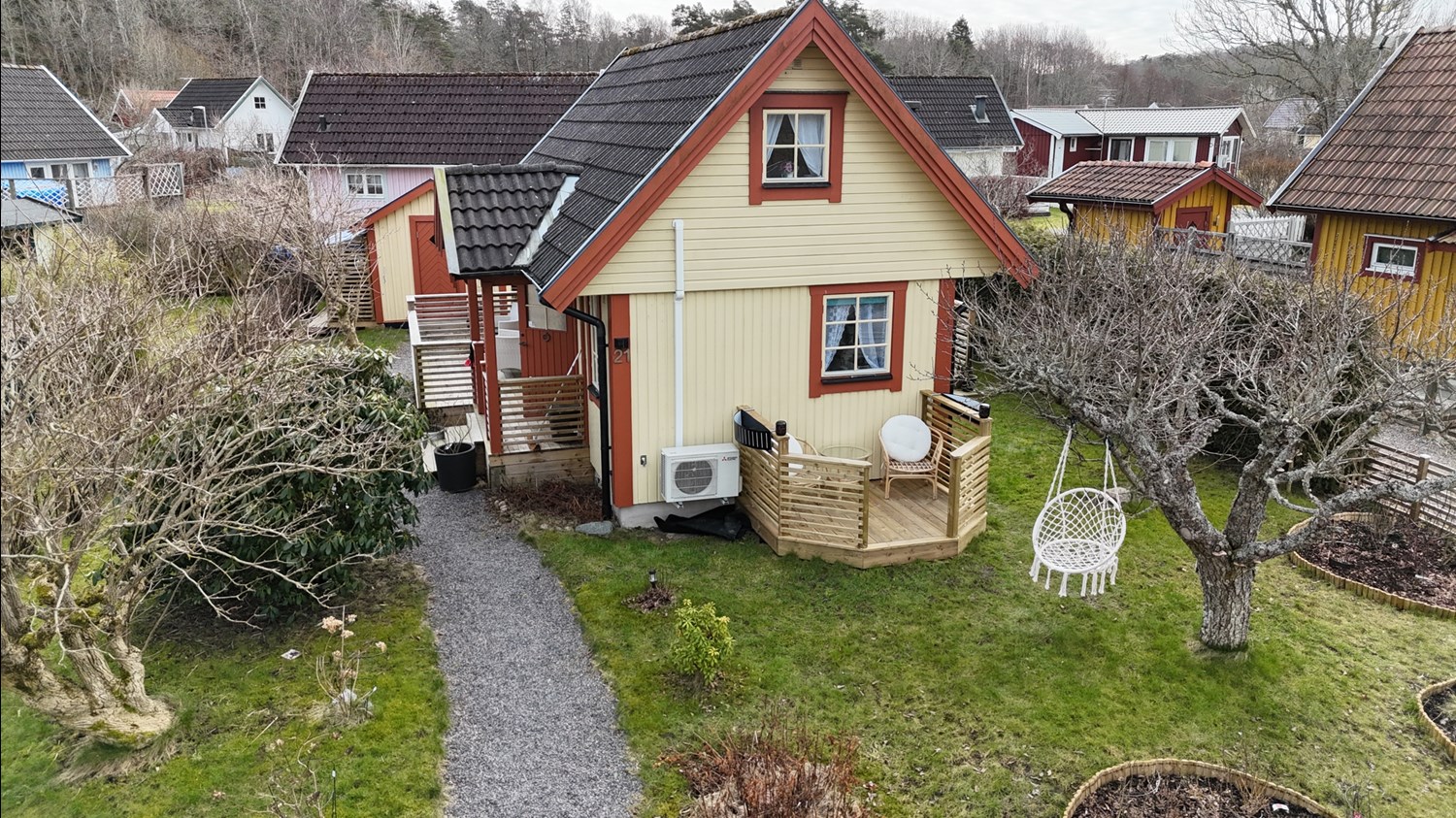Vy från framsidan av stugan med altan