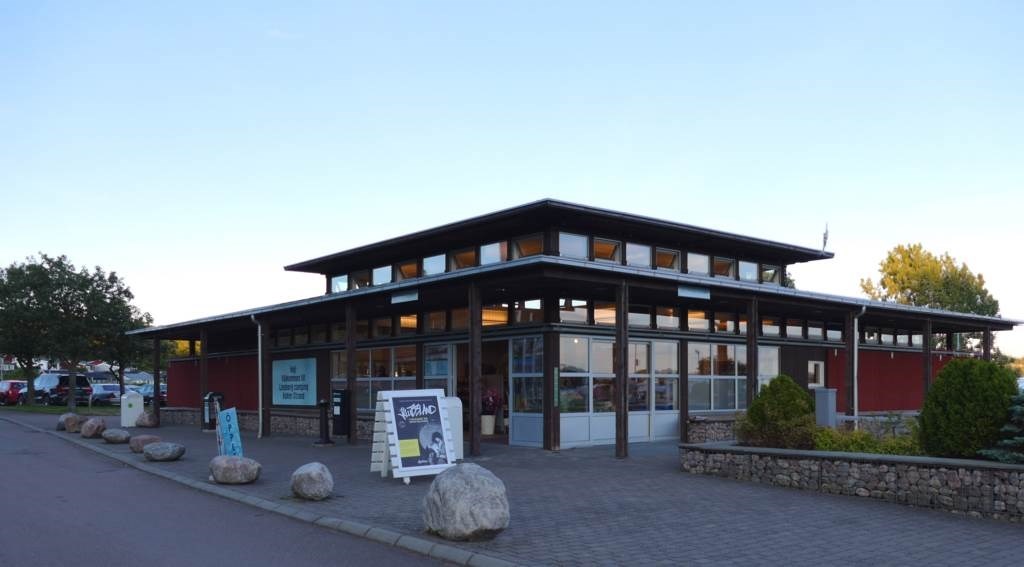 Receptionen vid Lisebergs camping ligger 5 minuter från stugan och har det nödvändigaste