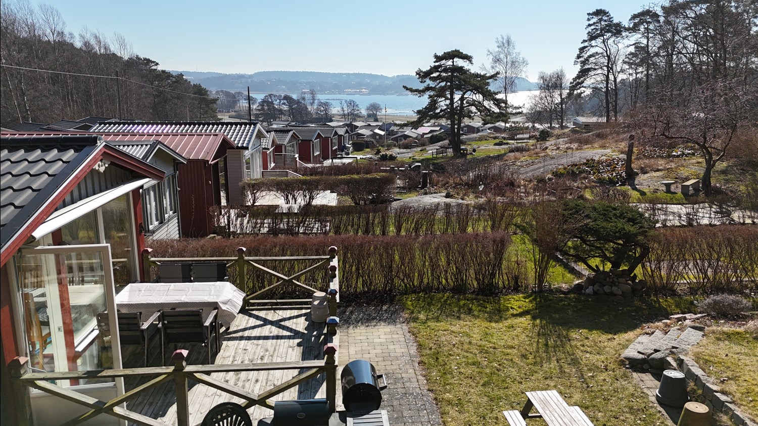 Vy över stuga och utsikten mot havet