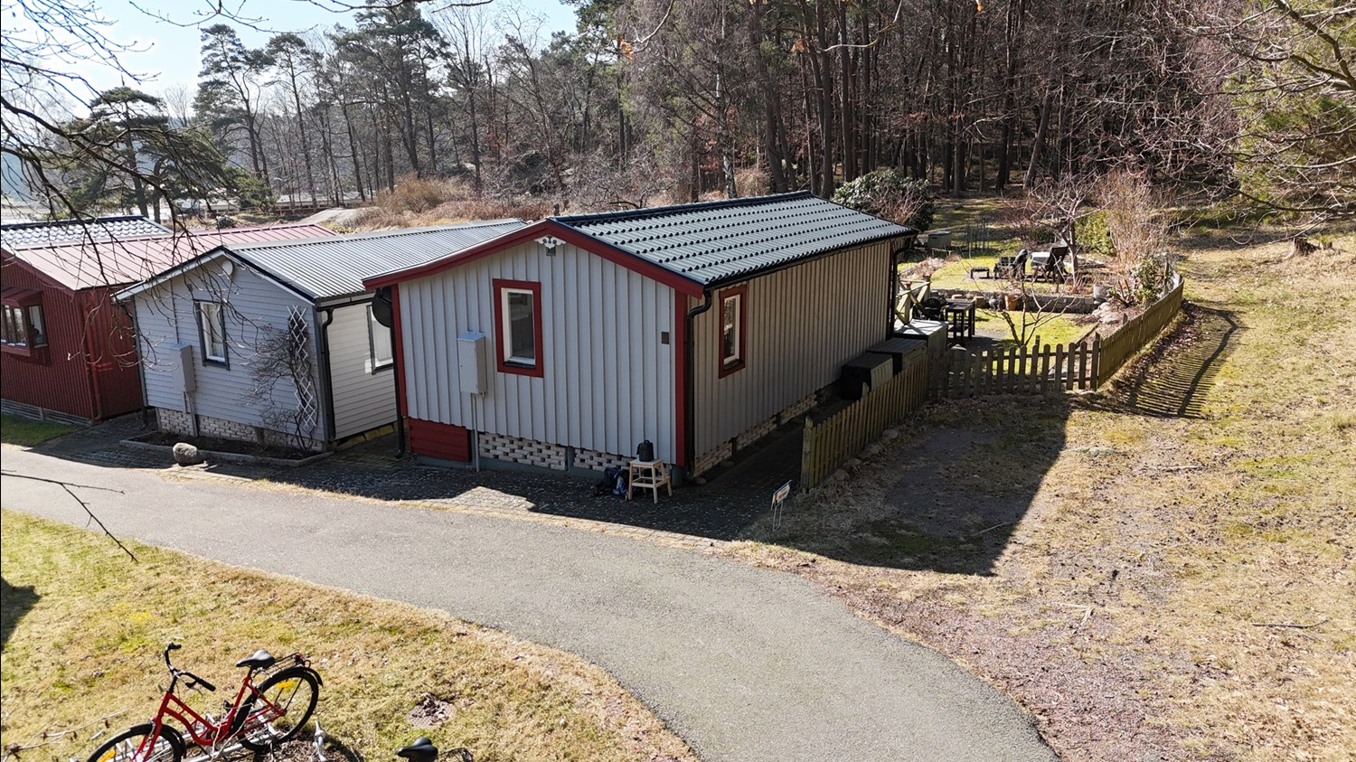 Framsidan av stugan