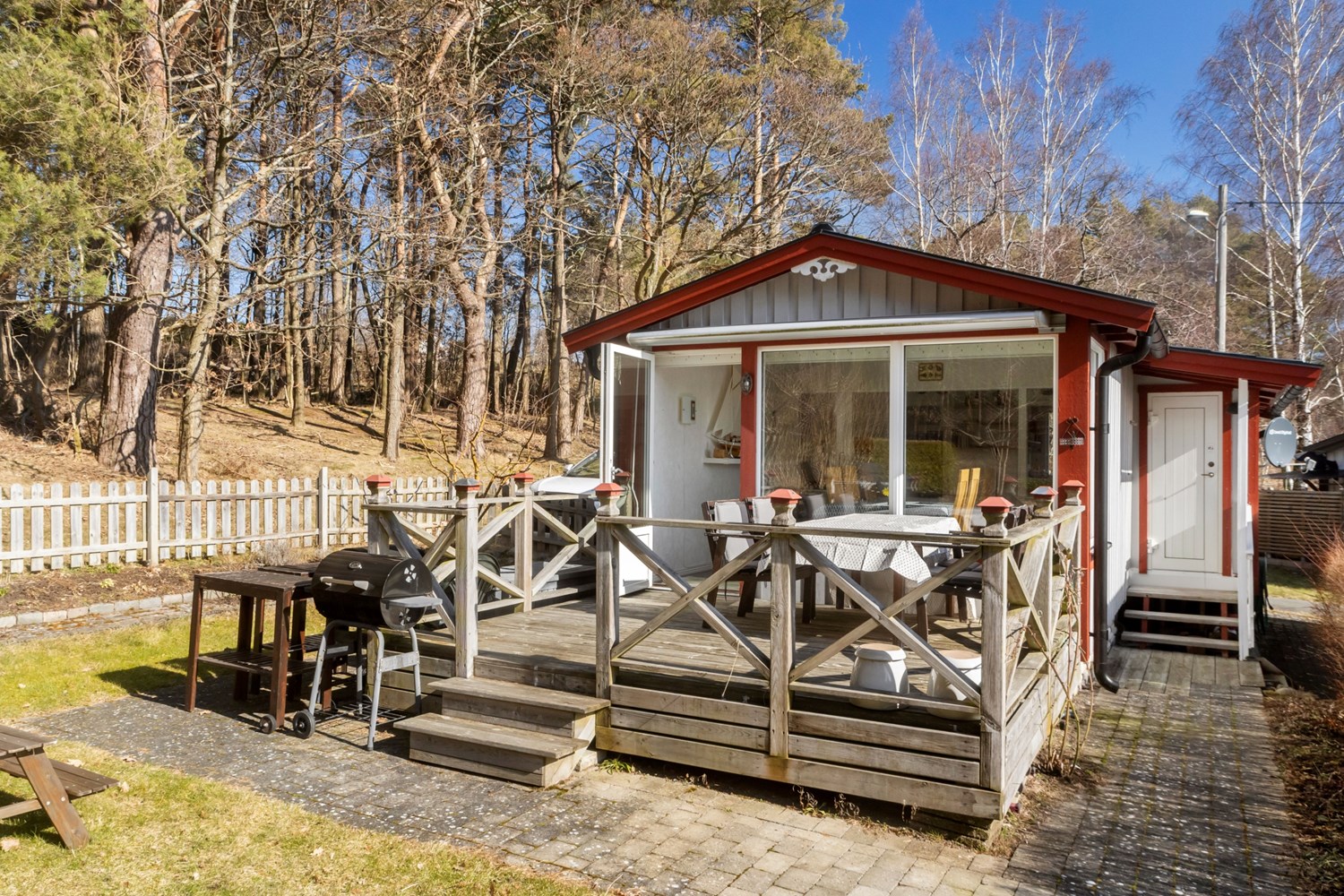 Vy från trädgård till altan