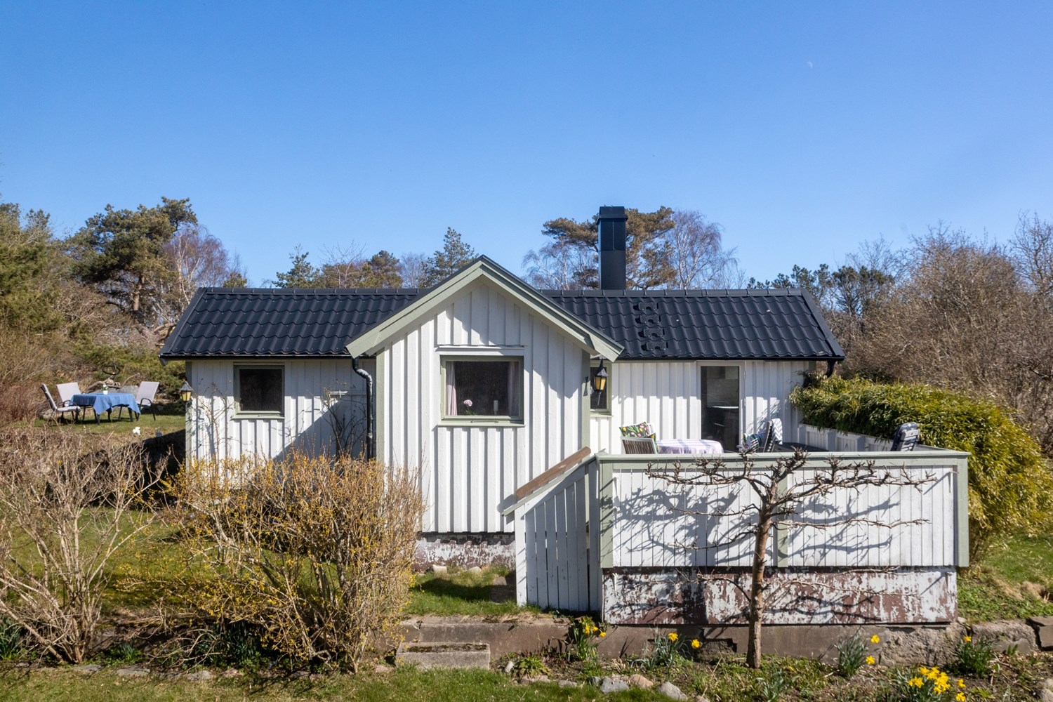 Framsidan av stugan