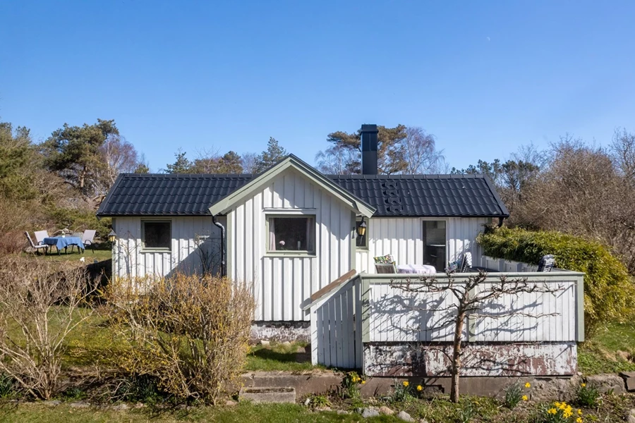 Framsidan av stugan