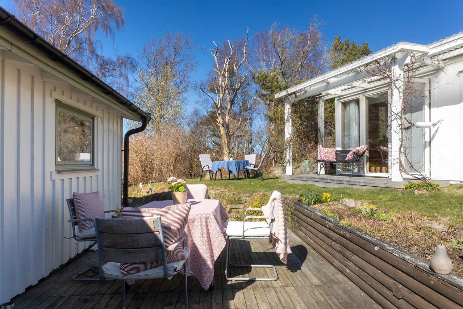 Uteplats på baksidan av stugan
