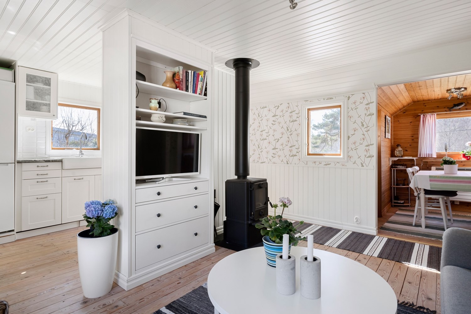 Annan vy från vardagsrum med kamin