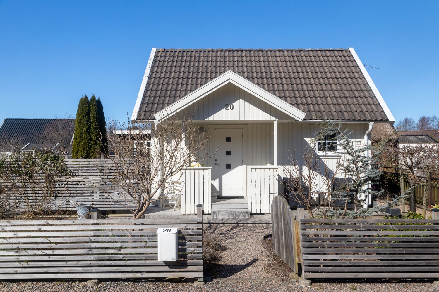 Vy från framsidan av stugan