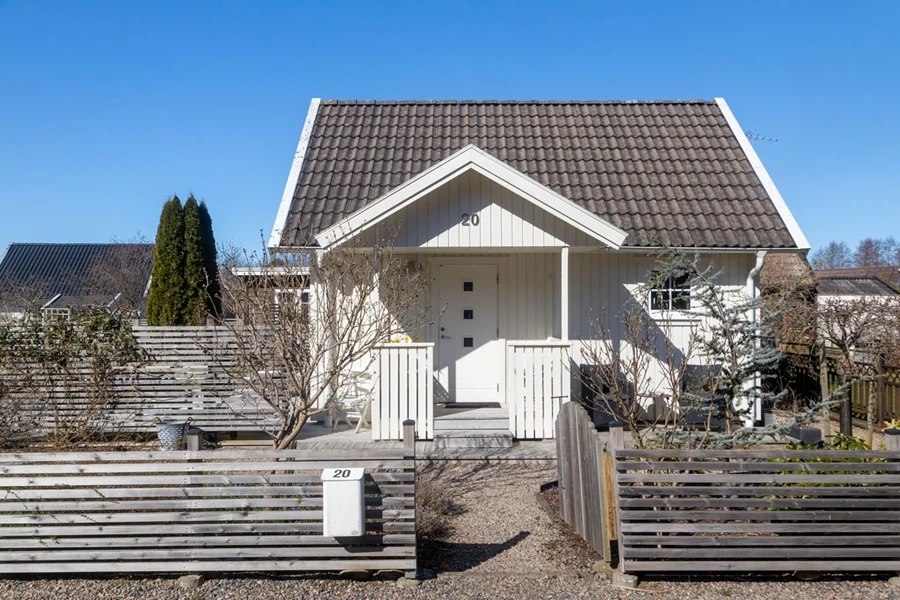 Vy från framsidan av stugan