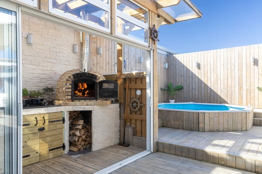 Utekök med pizzaugn och pool