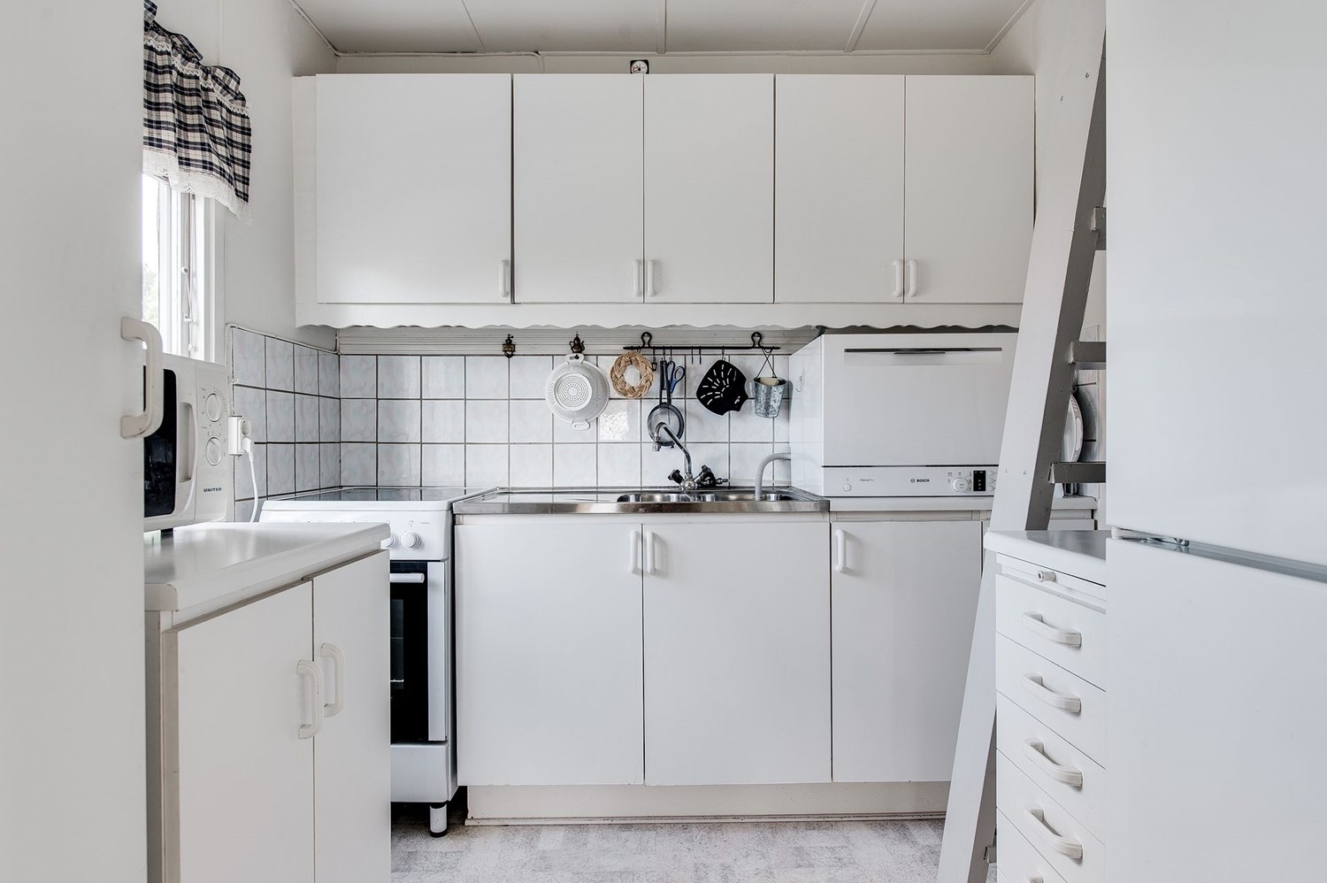 Köket med trappa till loftet