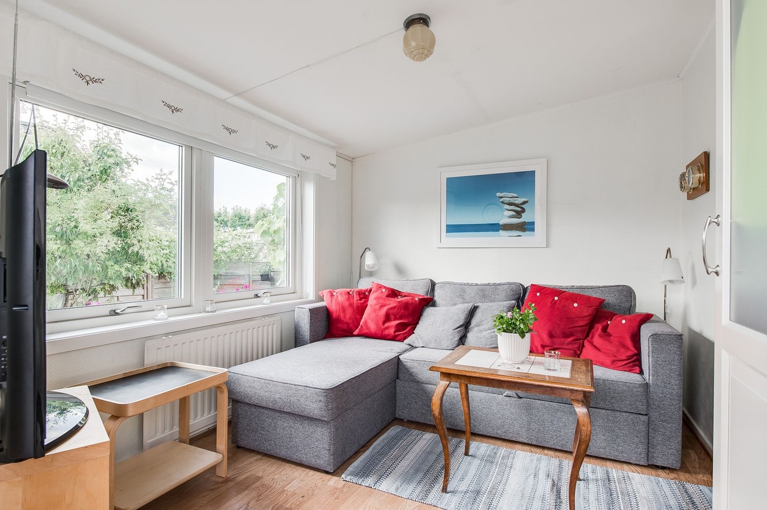Rum med bäddsoffa och förvaring