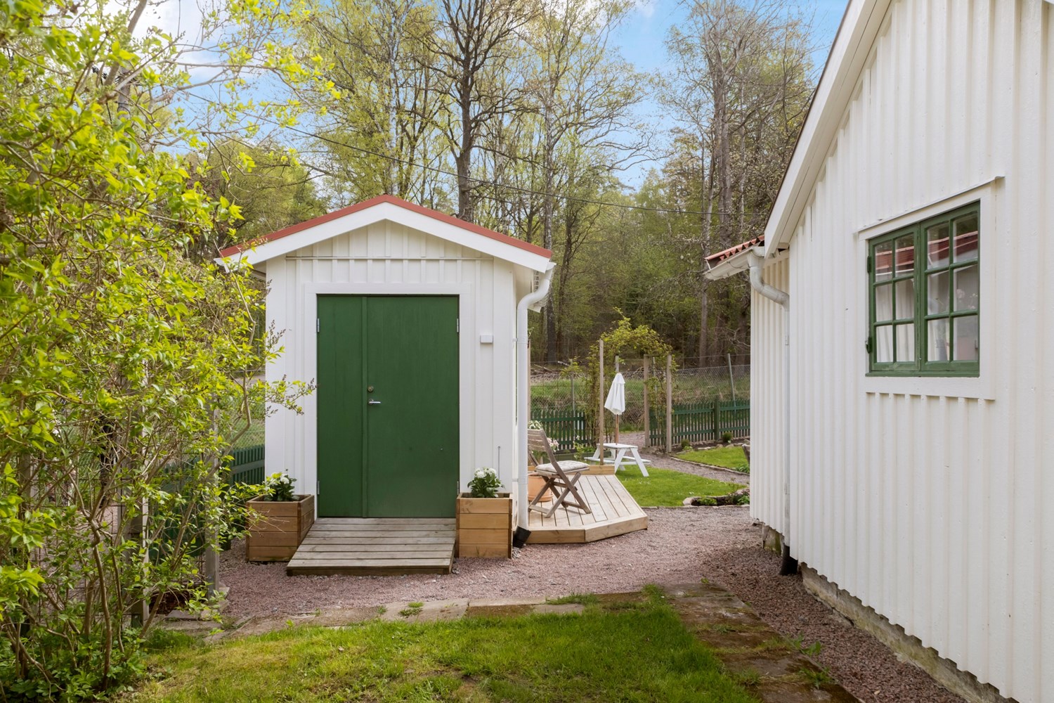 Förråd för verktyg på gaveln av gäststugan.