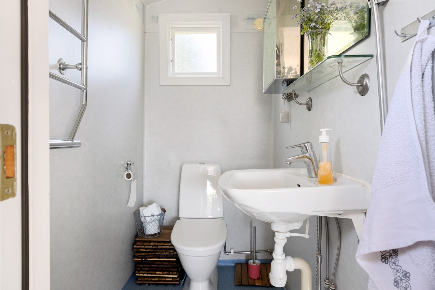 Badrum med Wc, handdukstork, handdusch