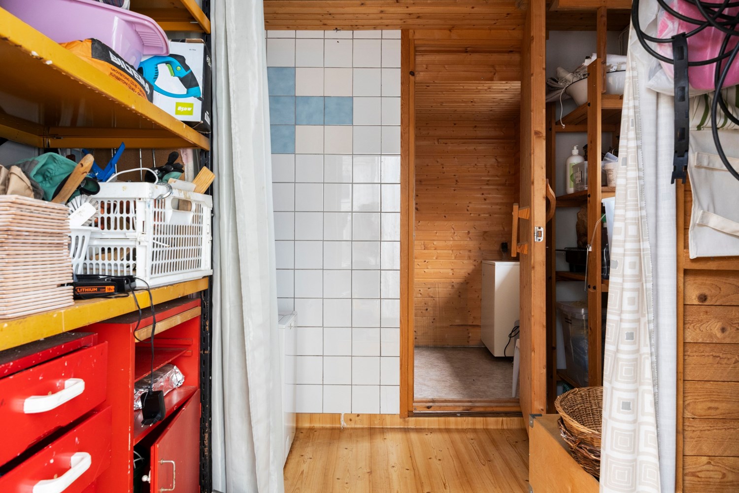 Friggeboden med bra förvaring och tvättmaskin