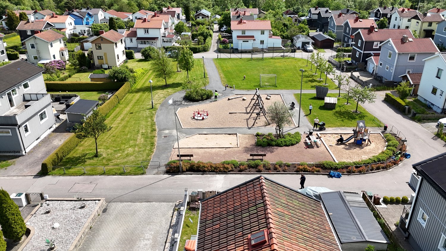 Drönarbild från hus mot lekplats
