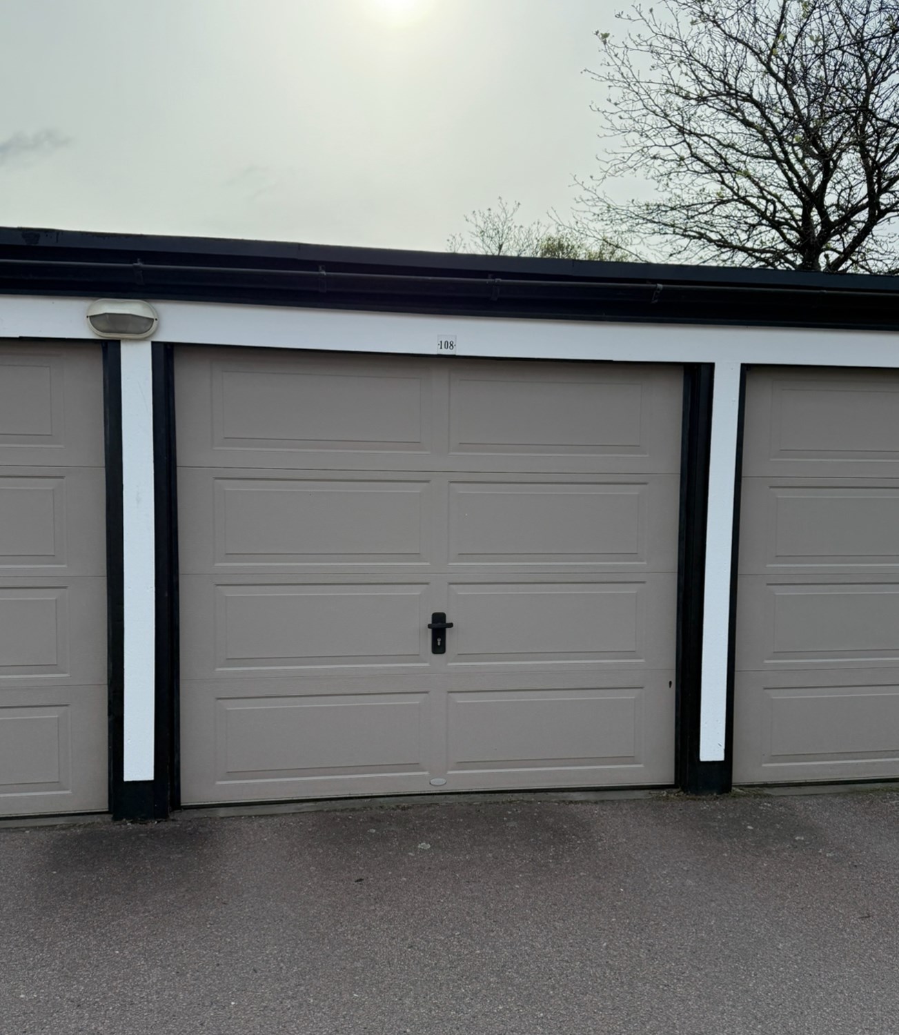 Garage i länga med laddning för el-bil