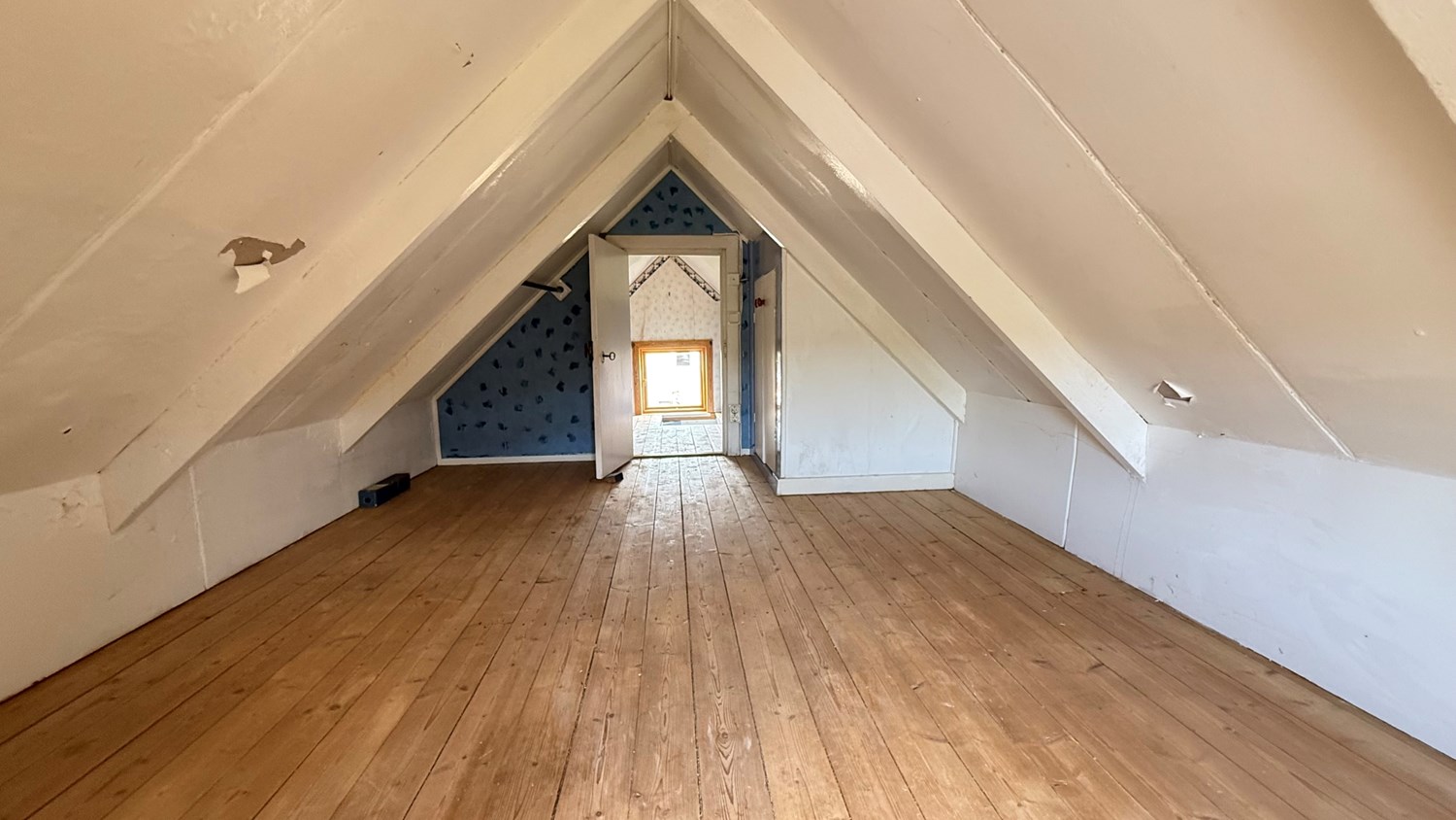 Rymligt loft med trägolv