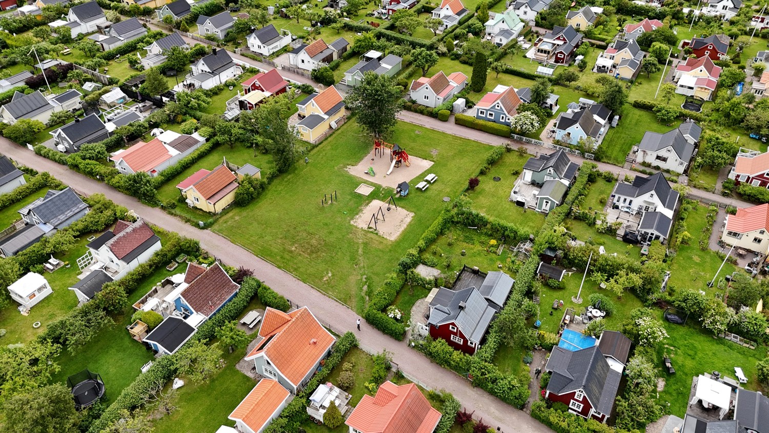 Drönarbild över lekplats och stugan