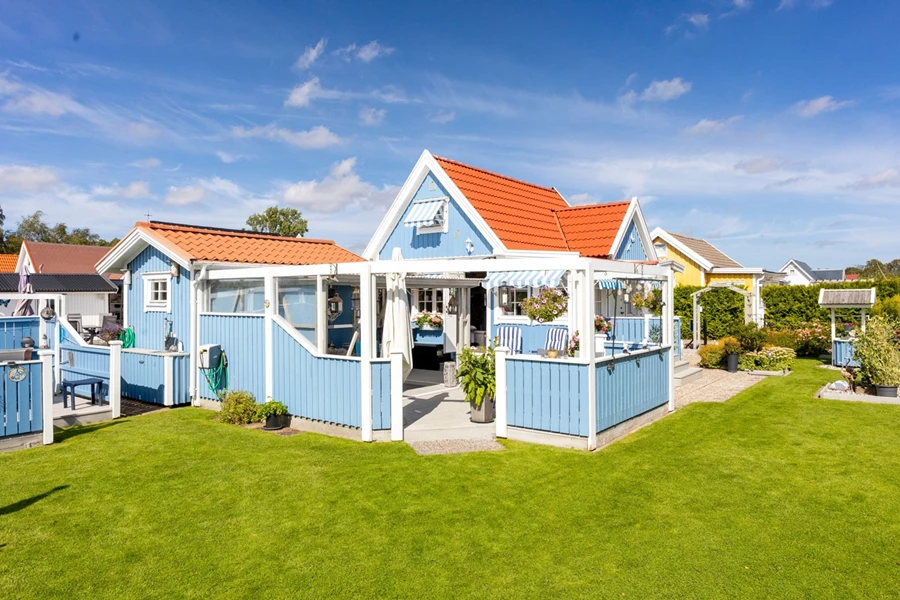 Vy från baksidan mot stugan