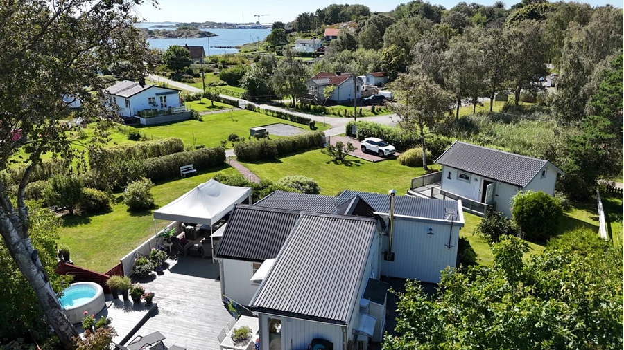 Utsiktsbild över stugan och dess omgivning