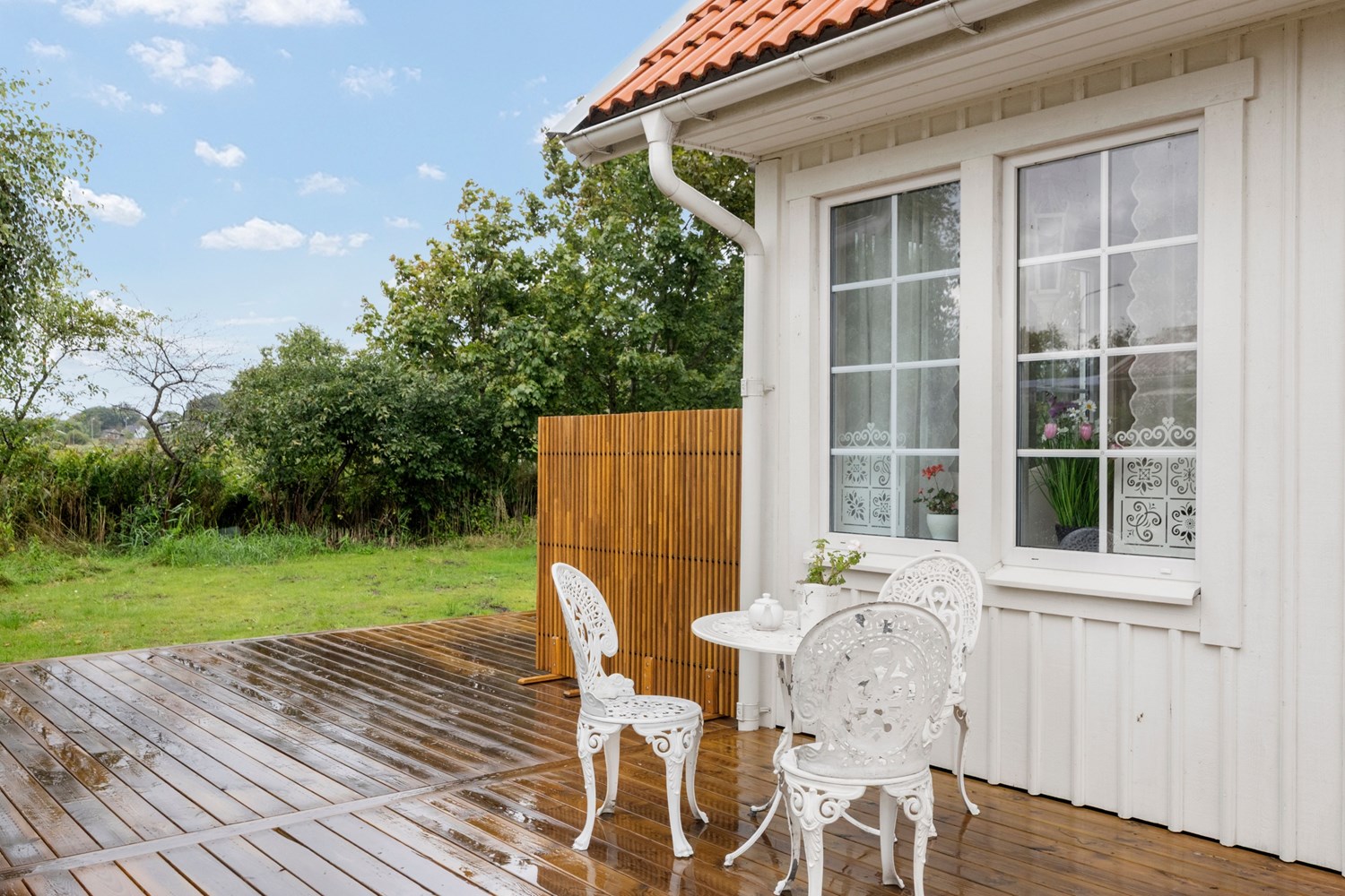Vy från framsidan mot den dränerade trädgården