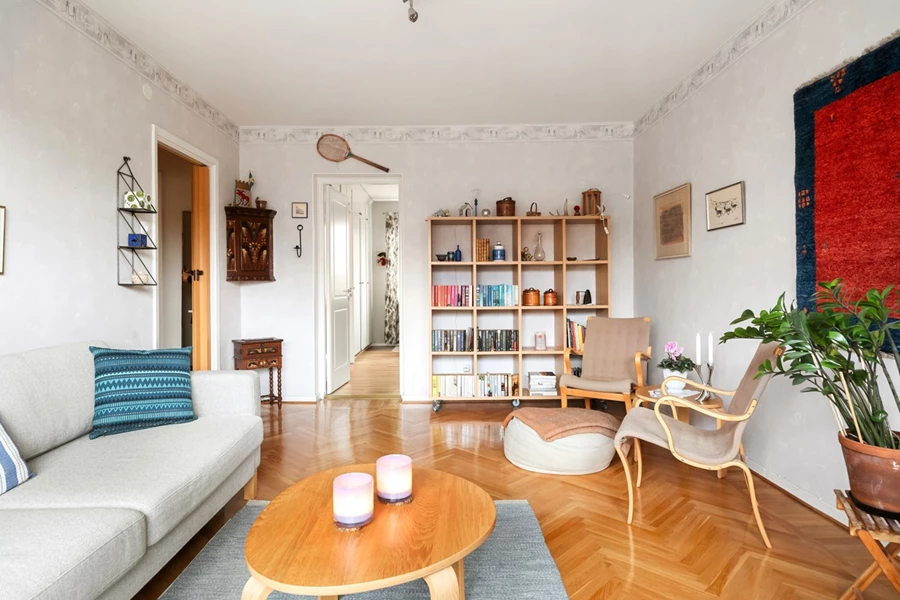 Vy över vardagsrum från balkong