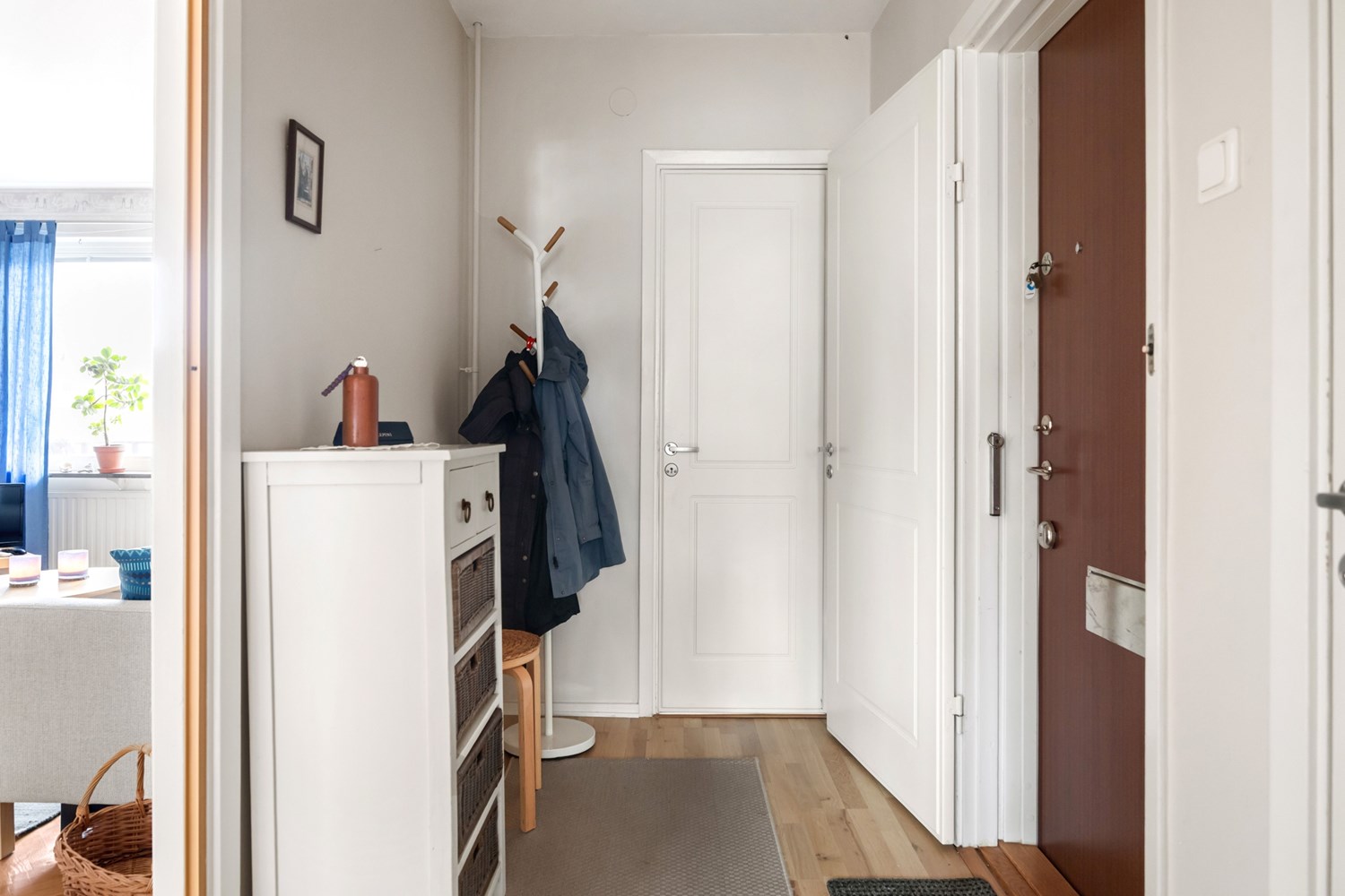 Hall med innerdörr samt säkerhetsdörr