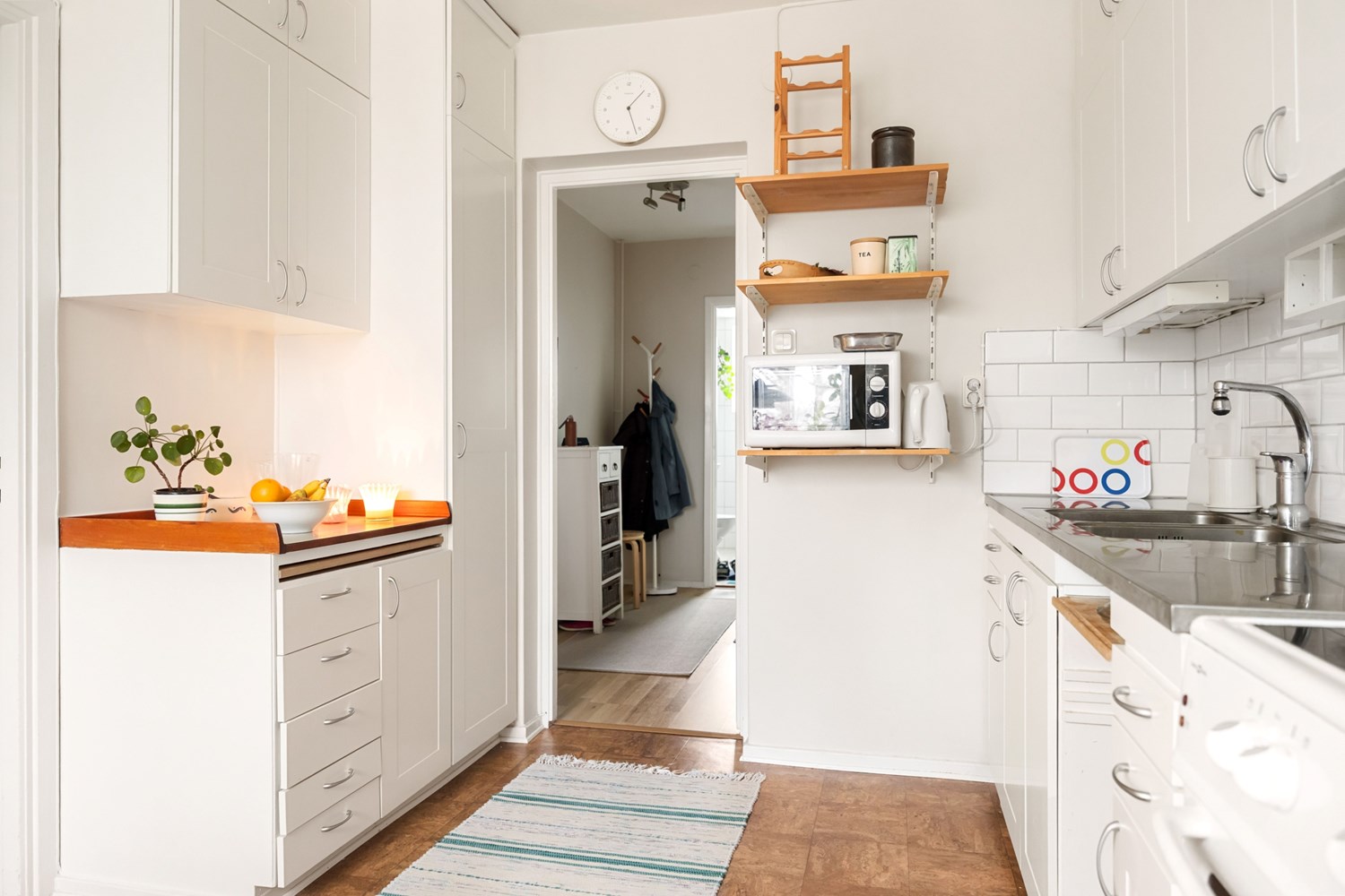 Vy från kök mot hall