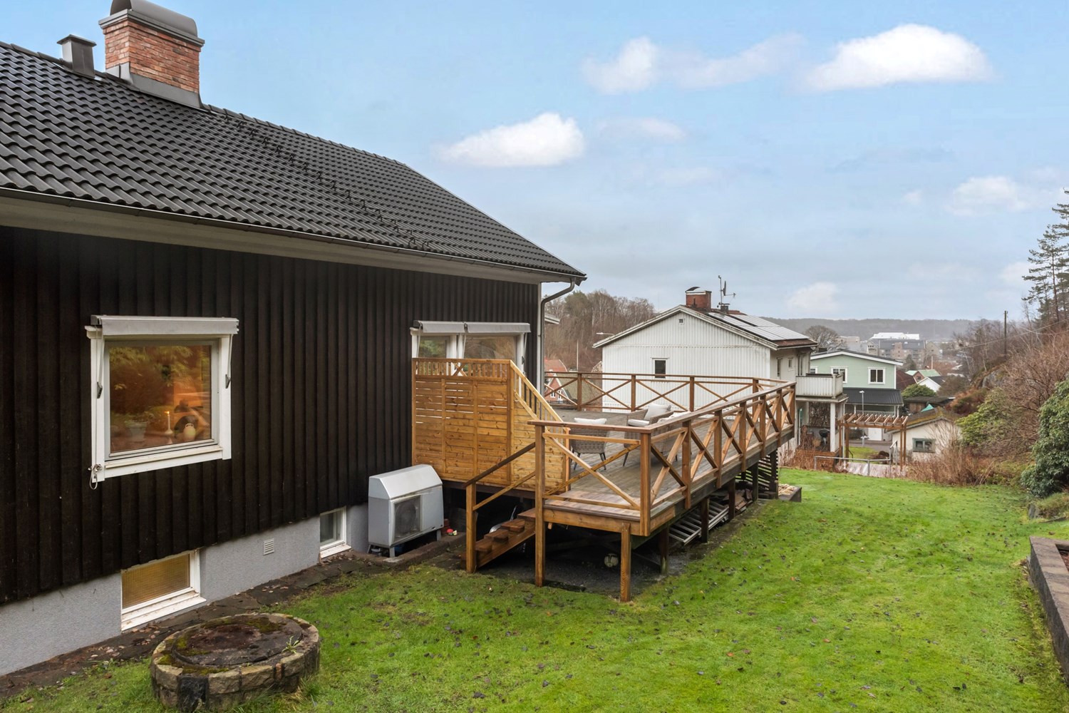 Vy från baksida av hus mot altan