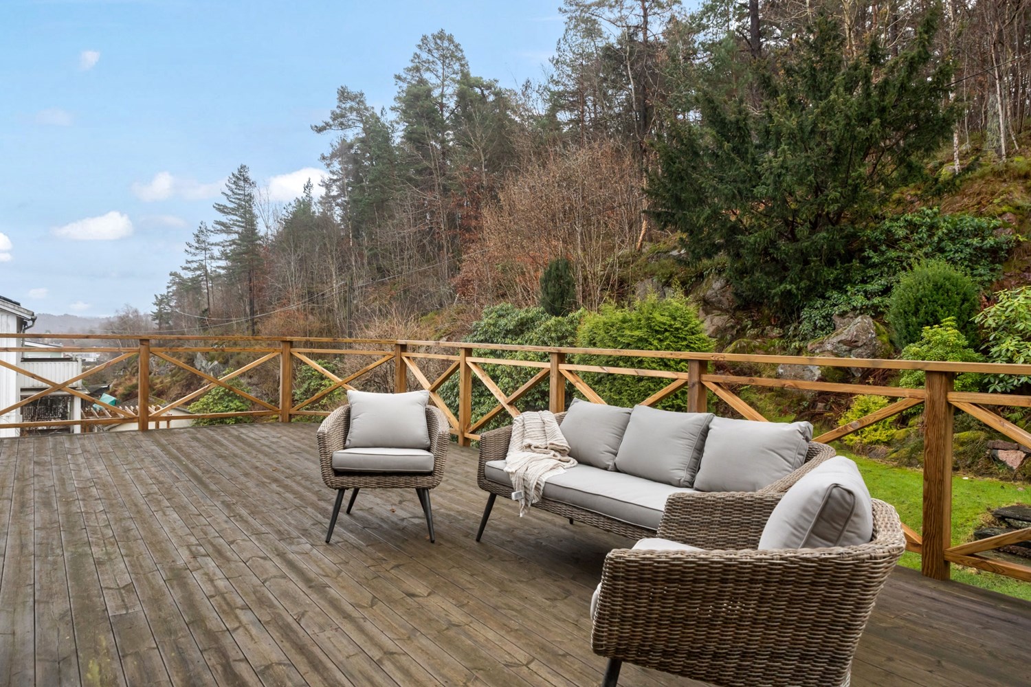 Stor altan på baksidan av huset