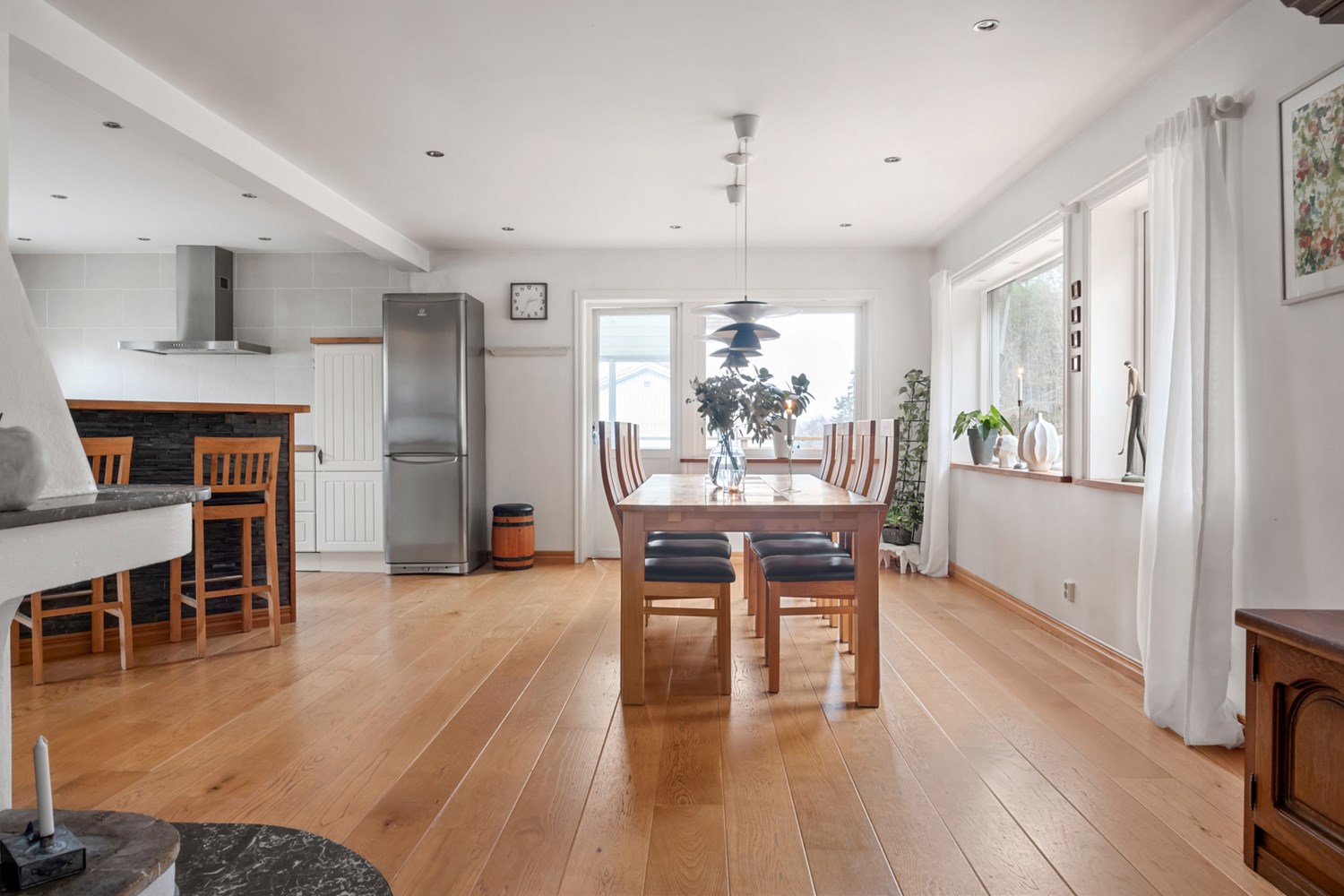 Vy från vardagsrum mot matplats