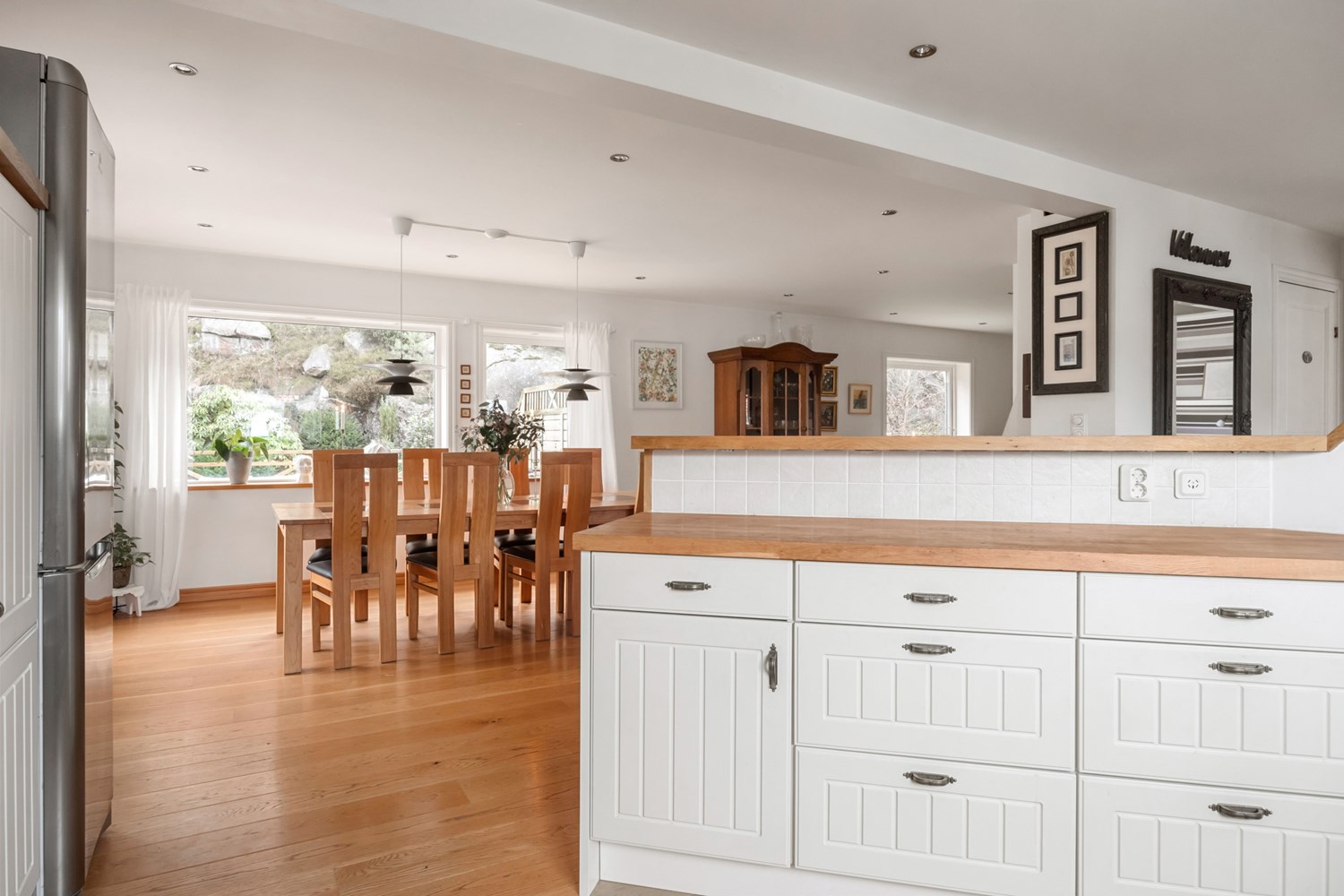 Vy från kök mot matplats