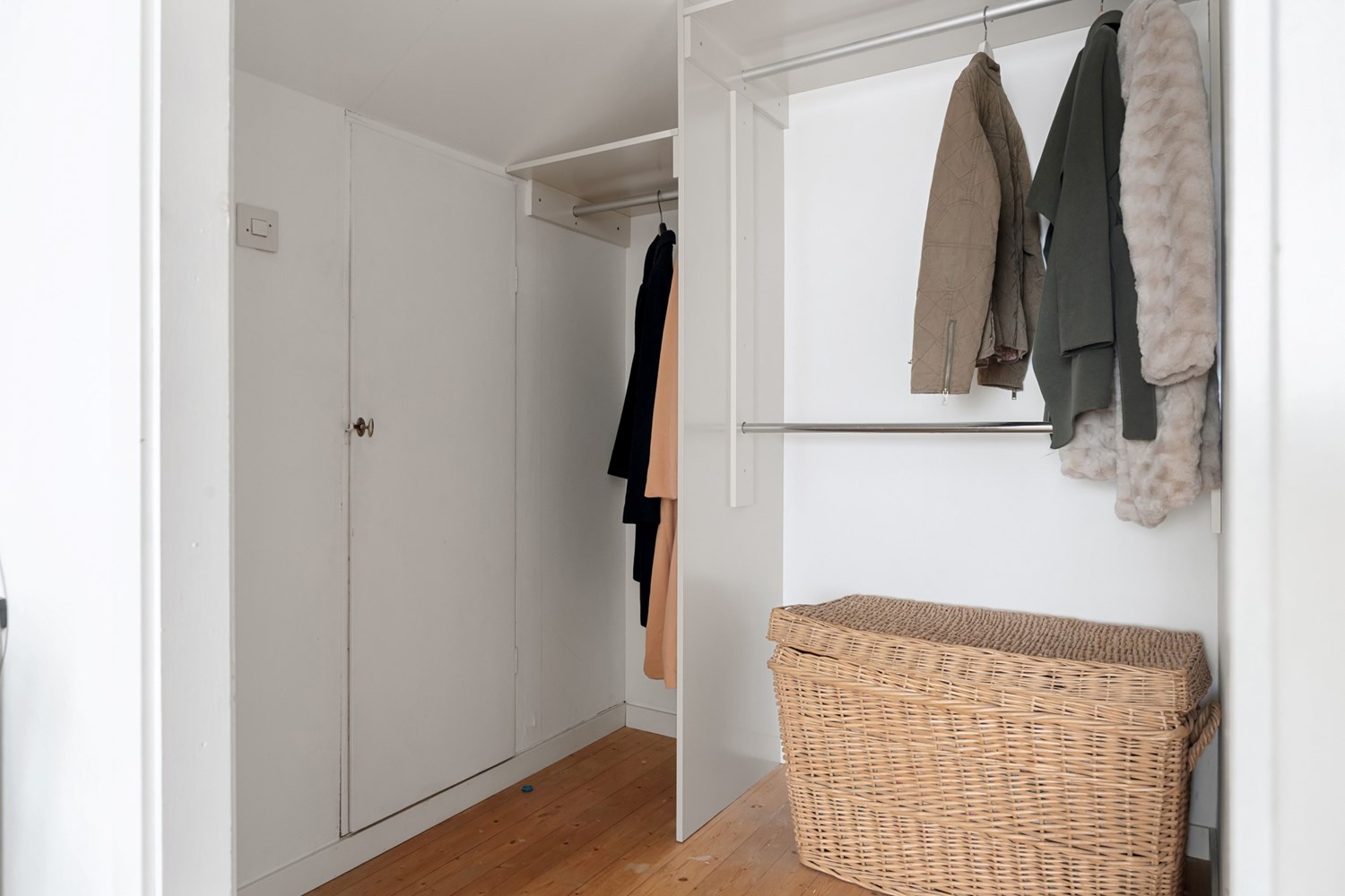 Vy från sovrum mot walk in closet
