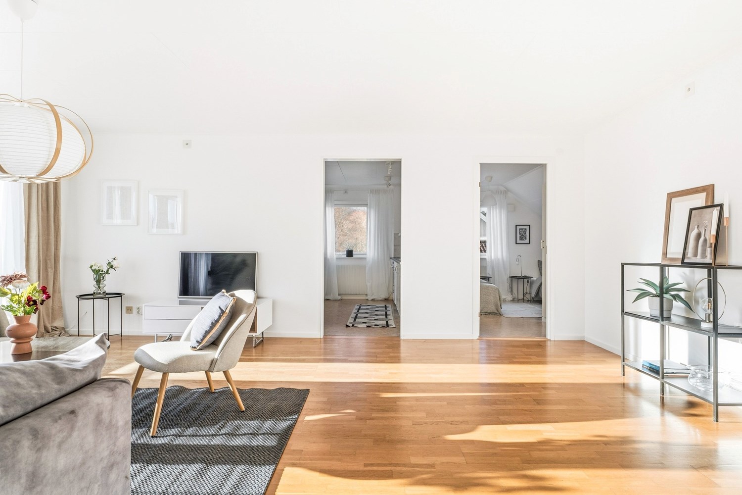 (4B) Annan vy över vardagsrummet