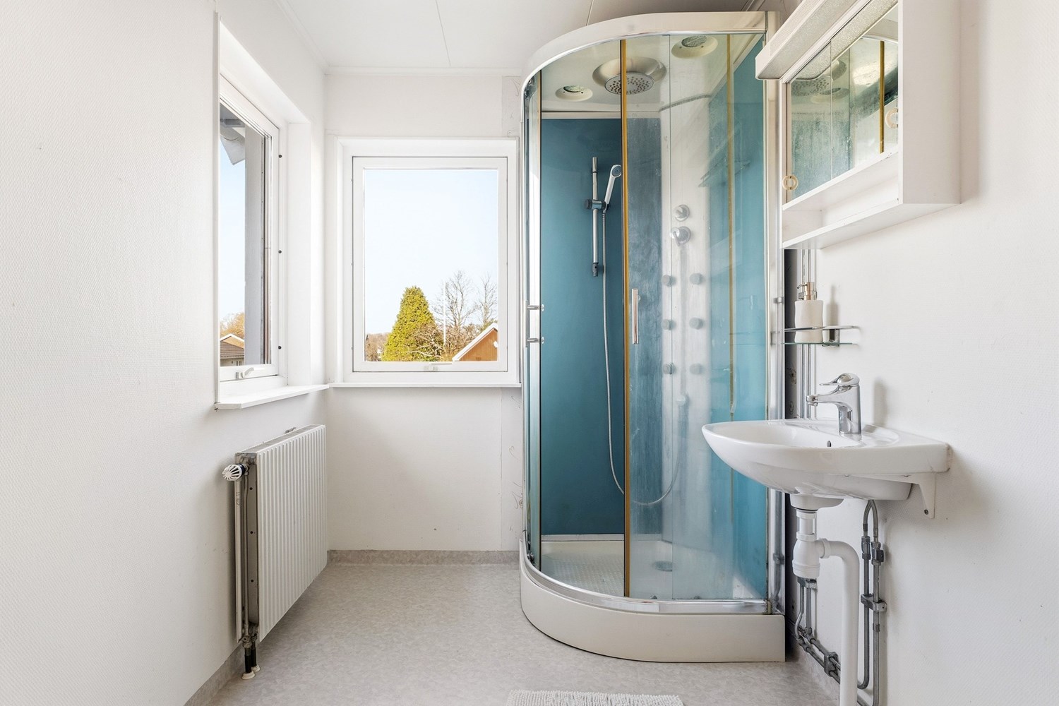 (4B), Badrum övervåning Duschkabin kommer att tas bort och ersättas.