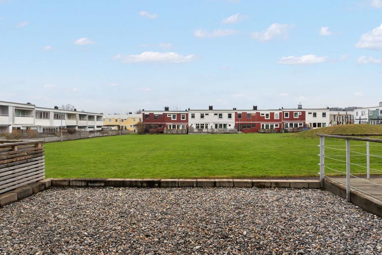 Vy över grönytor och lekplats