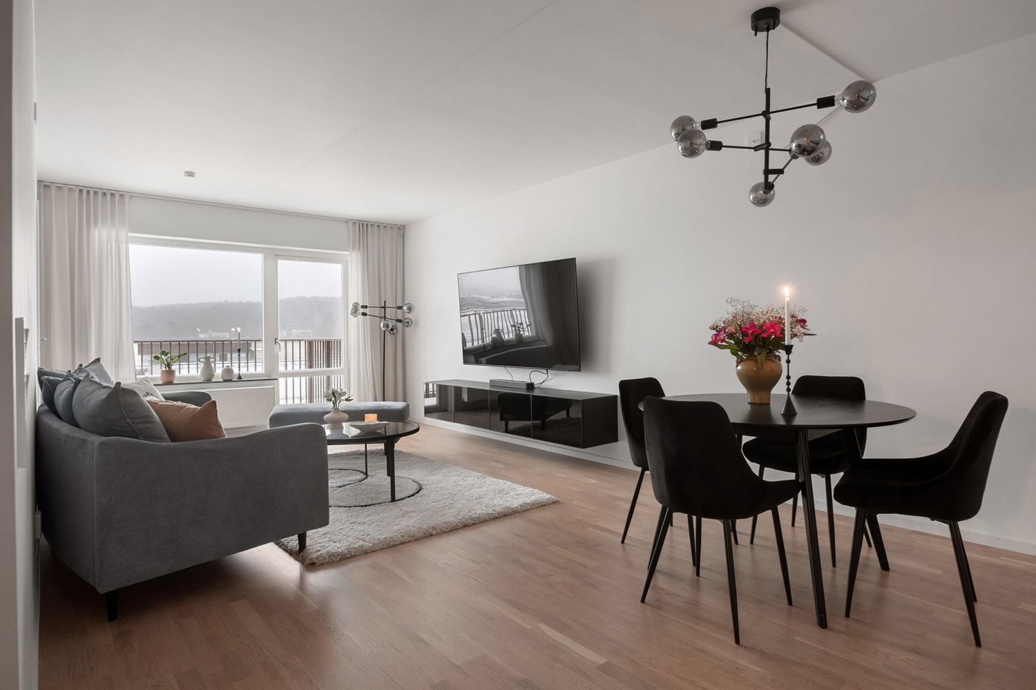 Öppen planlösning mellan kök och vardagsrum