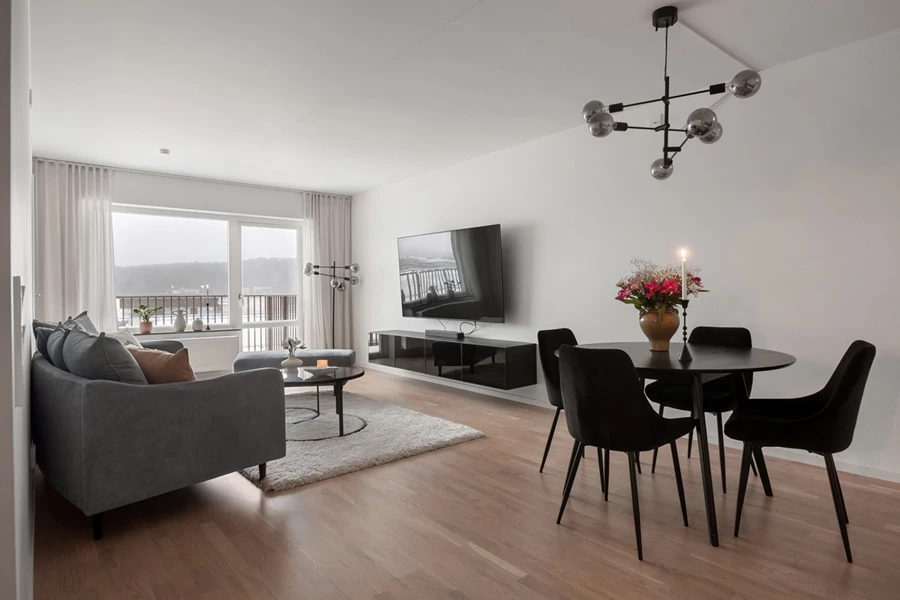 Öppen planlösning mellan kök och vardagsrum