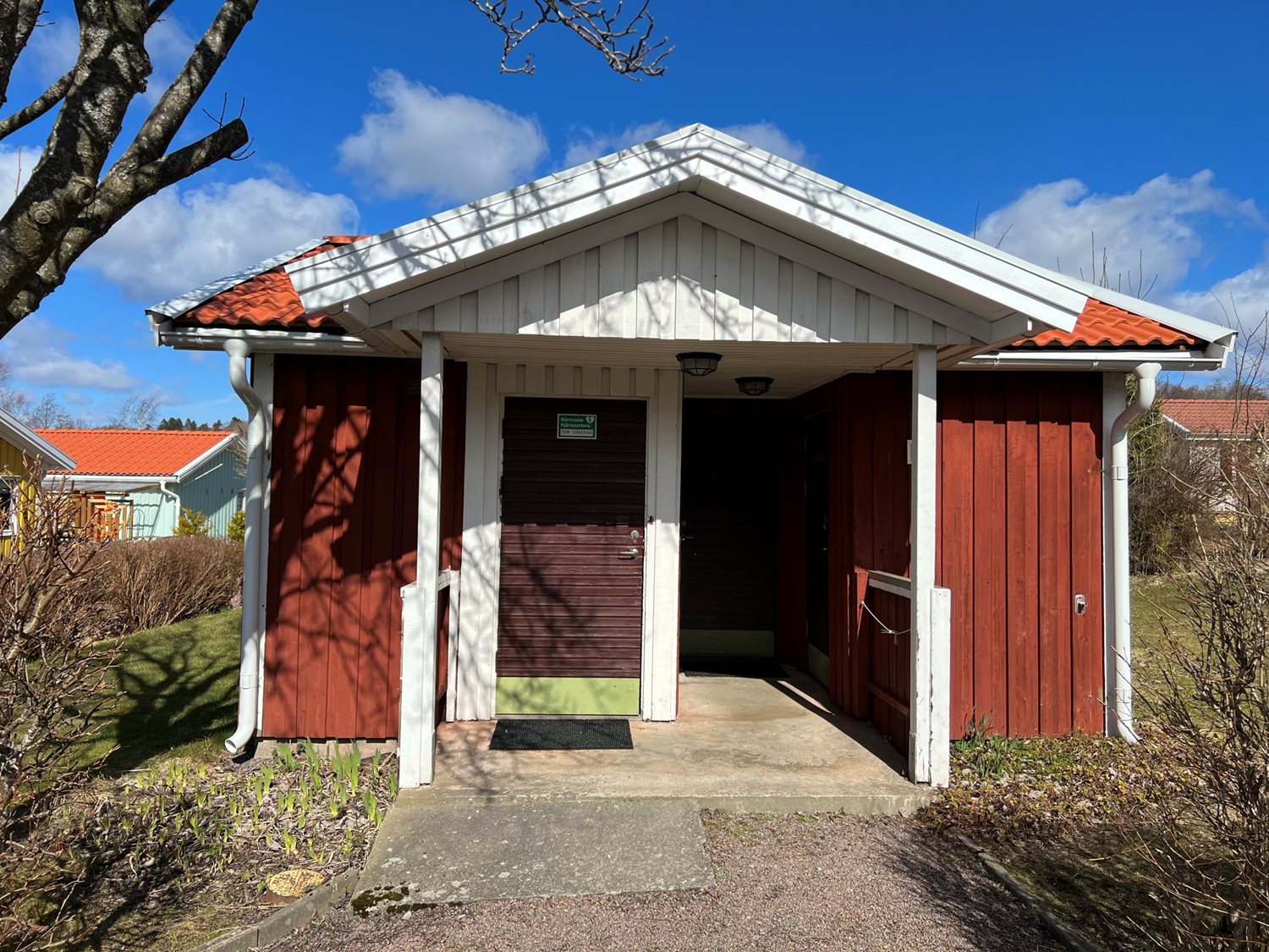 Servicehus, en av två gemensama med tvättstuga & duschar i området