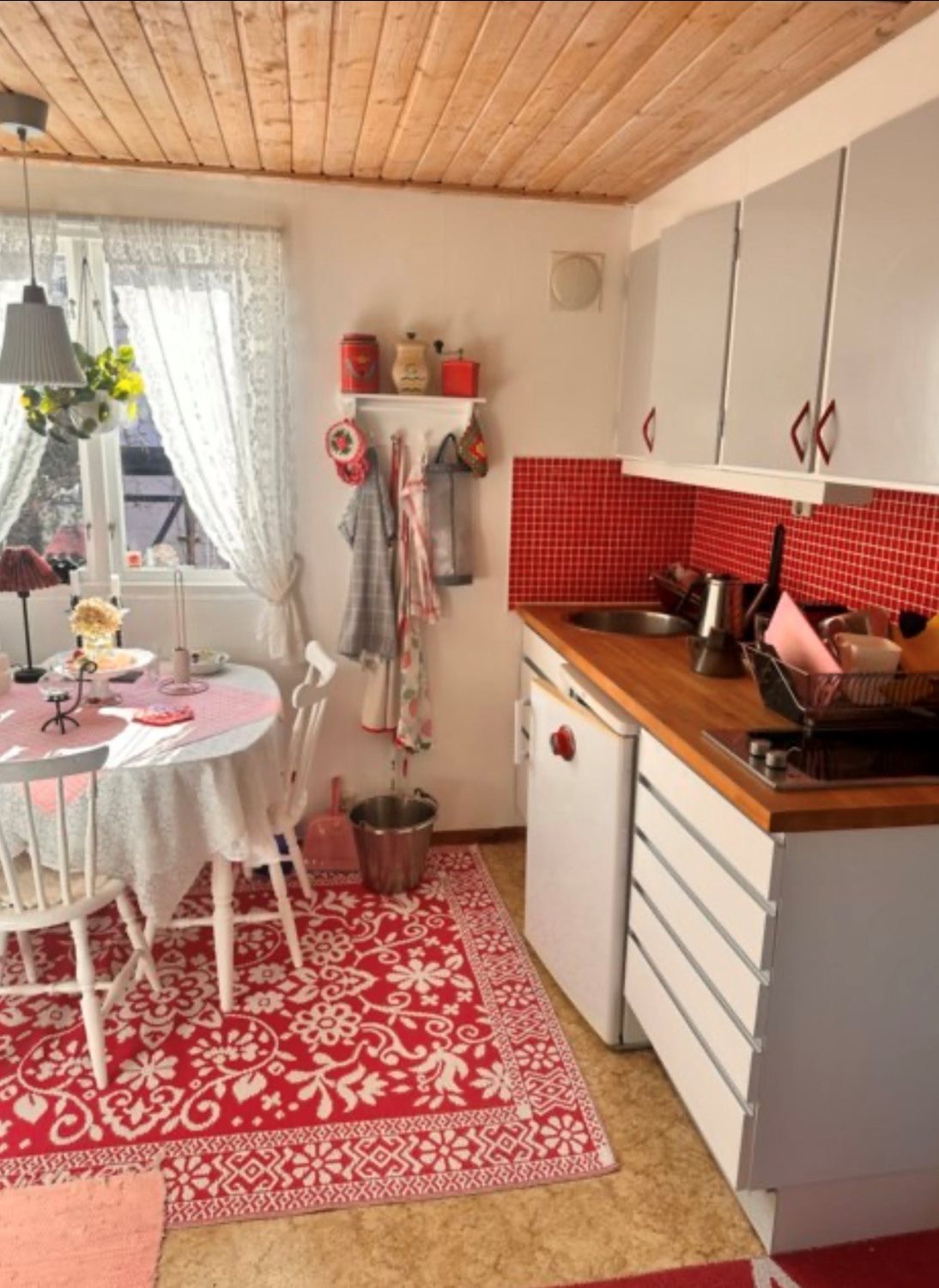 Vy över köksdelen och matplatsen